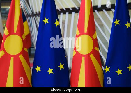 Brüssel, Belgien Februar 2024. Flagge der Europäischen union und Flagge Mazedoniens im EU-ratsgebäude Brüssel, Belgien am 14. Februar 2024. Quelle: ALEXANDROS MICHAILIDIS/Alamy Live News Stockfoto