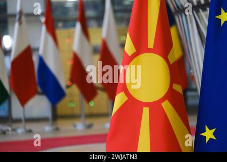 Brüssel, Belgien Februar 2024. Flagge der Europäischen union und Flagge Mazedoniens im EU-ratsgebäude Brüssel, Belgien am 14. Februar 2024. Quelle: ALEXANDROS MICHAILIDIS/Alamy Live News Stockfoto