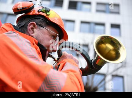 Wiesbaden, Deutschland. Februar 2024. Ein Mitarbeiter von Hessen Forst bläst bei einer Demonstration von Mitarbeitern des öffentlichen Dienstes in Hessen zum Beginn der Tarifverhandlungen vor dem Innenministerium ein Jagdhorn. Für alle anderen bundesländer ist bereits eine Tarifvereinbarung erzielt worden - jetzt beginnen auch in Hessen Gespräche über mehr Geld für die Landesangestellten. Etwa 45.000 Menschen sind betroffen. Vermerk: Arne Dedert/dpa/Alamy Live News Stockfoto