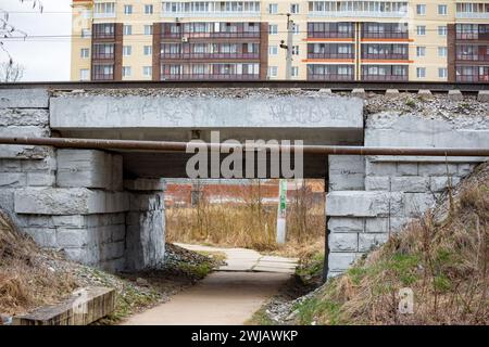 Fußgängertunnel unter der Bahn in der Stadt Stockfoto