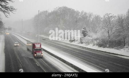 NORWALK, CT, USA - 13. FEBRUAR 2024: Blick von der I-95 während des Schneesturms im Februar 2024 an der Ostküste Stockfoto