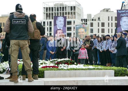 Beirut, Libanon. Februar 2024. Tausende von Menschen huldigen dem Schrein des ehemaligen sunnitischen muslimischen Premierministers Rafik Hariri am 19. Jahrestag seiner Ermordung in Beirut, Libanon, 14. Februar 2024. Jedes Jahr versammeln sich sein Sohn Saad, libanesische Persönlichkeiten und Unterstützer von Hariris Future Party auf dem Märtyrerplatz, um seiner Ermordung zu gedenken. Am 14. Februar 2005 wurde Hariri zusammen mit 22 Menschen durch eine Autobombe in der Innenstadt von Beirut getötet. (Foto: Elisa Gestri/SIPA USA) Credit: SIPA USA/Alamy Live News Stockfoto