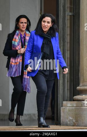 Paris, Frankreich. Februar 2024. Die stellvertretende Ministerin für Kinder, Jugend und Familien Sarah El Hairy (R) verlässt den Elysee-Palast zusammen mit der Staatssekretärin für Entwicklung und internationale Partnerschaften Chrysoula Zacharopoulou nach dem Ministerrat in Paris am 14. Februar 2024. Foto: Firas Abdullah/ABACAPRESS.COM Credit: Abaca Press/Alamy Live News Stockfoto