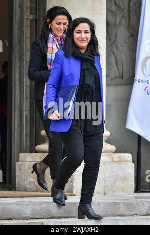 Paris, Frankreich. Februar 2024. Die stellvertretende Ministerin für Kinder, Jugend und Familien Sarah El Hairy (R) verlässt den Elysee-Palast zusammen mit der Staatssekretärin für Entwicklung und internationale Partnerschaften Chrysoula Zacharopoulou nach dem Ministerrat in Paris am 14. Februar 2024. Foto: Firas Abdullah/ABACAPRESS.COM Credit: Abaca Press/Alamy Live News Stockfoto