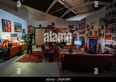 London, Großbritannien. Februar 2024. Way of Life, 2019 – „Dreams Have No Titles“ des französisch-algerischen Künstlers Zineb Sedira eine neue Ausstellung in der Whitechapel Galler. Ursprünglich für den französischen Pavillon auf der 59. Biennale in Venedig konzipiert - dies ist die britische Premiere. Die Ausstellung umfasst Performance, Musik, Tanz, Installation und Film und entfaltet sich in einer Reihe von immersiven Sets vom 15. Februar bis 12. Mai 2024. Guy Bell/Alamy Live News Stockfoto