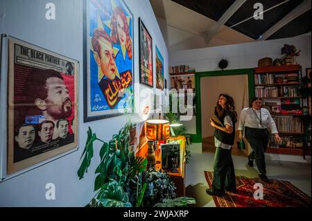 London, Großbritannien. Februar 2024. Way of Life, 2019 – „Dreams Have No Titles“ des französisch-algerischen Künstlers Zineb Sedira eine neue Ausstellung in der Whitechapel Galler. Ursprünglich für den französischen Pavillon auf der 59. Biennale in Venedig konzipiert - dies ist die britische Premiere. Die Ausstellung umfasst Performance, Musik, Tanz, Installation und Film und entfaltet sich in einer Reihe von immersiven Sets vom 15. Februar bis 12. Mai 2024. Guy Bell/Alamy Live News Stockfoto