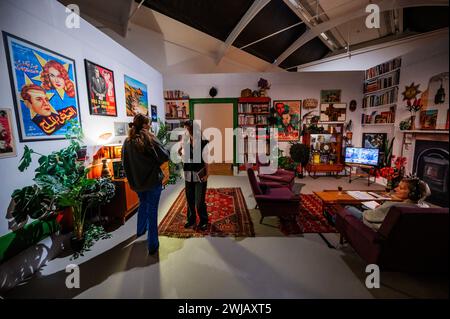 London, Großbritannien. Februar 2024. Way of Life, 2019 – „Dreams Have No Titles“ des französisch-algerischen Künstlers Zineb Sedira eine neue Ausstellung in der Whitechapel Galler. Ursprünglich für den französischen Pavillon auf der 59. Biennale in Venedig konzipiert - dies ist die britische Premiere. Die Ausstellung umfasst Performance, Musik, Tanz, Installation und Film und entfaltet sich in einer Reihe von immersiven Sets vom 15. Februar bis 12. Mai 2024. Guy Bell/Alamy Live News Stockfoto