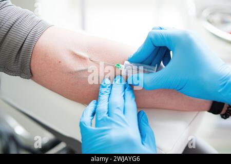 Eine Krankenschwester im Labor nimmt einen Bluttest aus einer Vene, einem Nahaufnahmungsplan ohne Gesicht. Stockfoto
