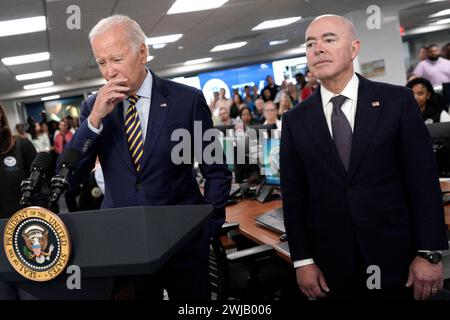 Dateifoto vom 31. August 2023 zeigt US-Präsident Joe Biden neben DHS-Sekretär Alejandro Mayorkas spricht mit Medienvertretern, während er das FEMA-Hauptquartier in Washington, DC, USA besucht. Das Repräsentantenhaus hat knapp für die Amtsenthebung des Heimatsicherheitssekretärs Alejandro Mayorkas gestimmt, was ihn zum ersten Kabinettsmitglied seit fast 150 Jahren macht. Viele Republikaner geben Herrn Mayorkas die Schuld für einen beispiellosen Zustrom von Migranten an der Grenze zwischen den USA und Mexiko. Die republikanisch geführte Kammer stimmte mit 214 zu 213 Stimmen für die Maßnahme, nachdem der erste Versuch letzte Woche gescheitert war. Nun geht es um das Thema Stockfoto