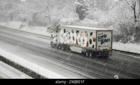 NORWALK, CT, USA - 13. FEBRUAR 2024: Truck von Entenmanns Firma mit Little Bites auf der I-95 während eines Schneesturms im Februar 2024 an der Ostküste Stockfoto