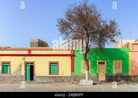 Sal Rei's Rainbow Fassaden : die bemalten Straßen von Sal Rei, Boa Vista. Hochwertige Fotos Stockfoto