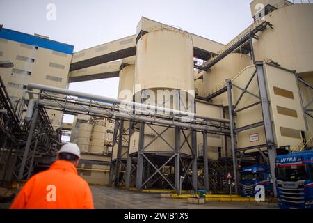 14. Februar 2024, Sachsen-Anhalt, Staßfurt: Ein Ciech-Mitarbeiter geht durch das Werksgelände. Das Investitionsprogramm der CIECH in Staßfurt beläuft sich auf über 400 Millionen Euro. Foto: Klaus-Dietmar Gabbert/dpa Stockfoto