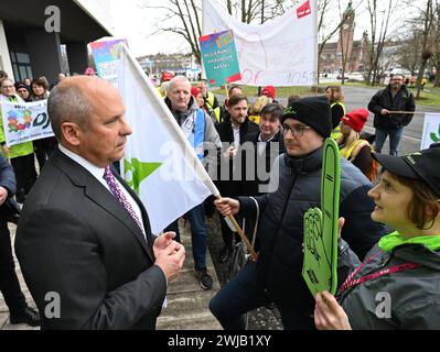 Wiesbaden, Deutschland. Februar 2024. Der hessische Innenminister Roman Poseck (CDU, l) spricht vor dem Innenministerium zu Beginn von Tarifverhandlungen mit Beschäftigten des öffentlichen Dienstes in Hessen. Für alle anderen bundesländer ist bereits eine Tarifvereinbarung erzielt worden - jetzt beginnen auch in Hessen Gespräche über mehr Geld für die Landesangestellten. Etwa 45.000 Menschen sind betroffen. Vermerk: Arne Dedert/dpa/Alamy Live News Stockfoto