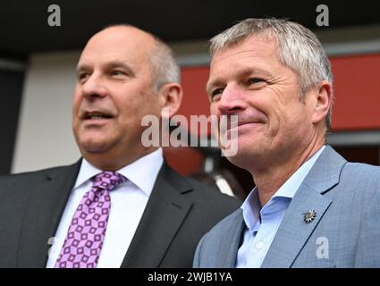 Wiesbaden, Deutschland. Februar 2024. Der hessische Innenminister Roman Poseck (CDU, l) und Jens Mohrherr, Landesvorsitzender des Hessischen Polizeiverbandes (GDP), stehen gemeinsam vor dem Innenministerium zu Beginn der Tarifverhandlungen für Beschäftigte des öffentlichen Dienstes in Hessen. Für alle anderen bundesländer ist bereits eine Tarifvereinbarung erzielt worden - jetzt beginnen auch in Hessen die Gespräche über mehr Geld für Staatsangestellte. Etwa 45.000 Menschen sind betroffen. Vermerk: Arne Dedert/dpa/Alamy Live News Stockfoto