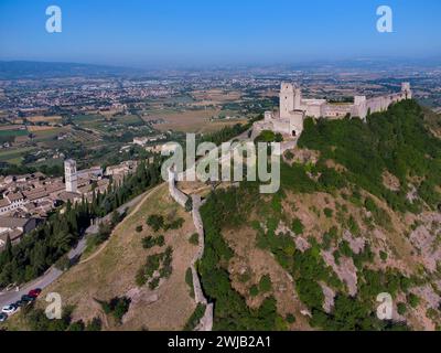 Assisi (Italien, Umbrien, Provinz Perugia), Blick auf die Stadt und die Rocca Maggiore Stockfoto
