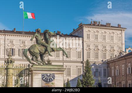 Piazza Castello und Königspalast von Turin, historischer Palast des Hauses Savoyen in der Stadt Turin in Norditalien, mit Menschen und Touristen Stockfoto