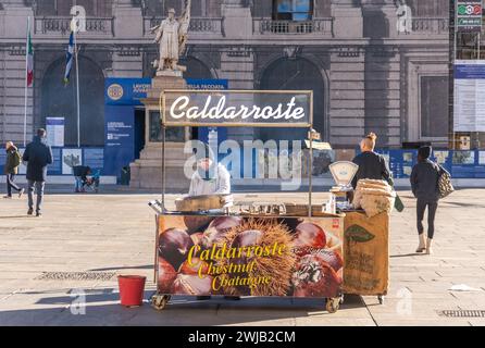 Verkäufer mit Verkaufsstand, der geröstete Kaldarroste oder Kastanien auf der Piazza Castello, Turin, Italien verkauft Stockfoto