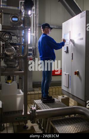 14. Februar 2024, Sachsen-Anhalt, Staßfurt: Gert Grützkow, Technologe für Natriumbicarbonat bei Ciech, betreibt ein Sobic-System im Unternehmen. Das Werk wurde 2019 modernisiert und ist Teil des Investitionsprogramms der CIECH in Staßfurt. Das Investitionsprogramm beläuft sich auf über 400 Millionen Euro. CIECH verwendet die Sobic-Anlage zur Herstellung von Natriumbicarbonat in Lebensmittelqualität und Natriumbicarbonat in pharmazeutischer Qualität. Foto: Klaus-Dietmar Gabbert/dpa Stockfoto