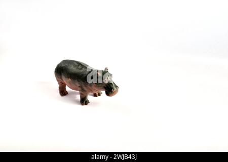 Afrikanisches Nilpferd. Spielzeug für Kinder. Klein, dunkel in der Farbe. Stockfoto