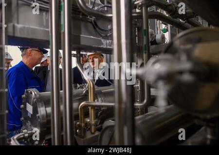 14. Februar 2024, Sachsen-Anhalt, Staßfurt: Gert Grützkow (l), Technologe für Natriumbicarbonat in Ciech, zeigt reiner Haseloff (r, CDU), Ministerpräsident von Sachsen-Anhalt, das Werk Sobic des Unternehmens. Das Werk wurde 2019 modernisiert und ist Teil des Investitionsprogramms der CIECH in Staßfurt. Das Investitionsprogramm beläuft sich auf über 400 Millionen Euro. CIECH verwendet die Sobic-Anlage zur Herstellung von Natriumbicarbonat in Lebensmittelqualität und Natriumbicarbonat in pharmazeutischer Qualität. Foto: Klaus-Dietmar Gabbert/dpa Stockfoto