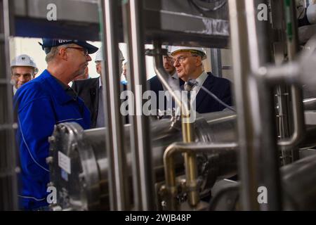 14. Februar 2024, Sachsen-Anhalt, Staßfurt: Gert Grützkow (l), Technologe für Natriumbicarbonat in Ciech, zeigt reiner Haseloff (r, CDU), Ministerpräsident von Sachsen-Anhalt, das Werk Sobic des Unternehmens. Das Werk wurde 2019 modernisiert und ist Teil des Investitionsprogramms der CIECH in Staßfurt. Das Investitionsprogramm beläuft sich auf über 400 Millionen Euro. CIECH verwendet die Sobic-Anlage zur Herstellung von Natriumbicarbonat in Lebensmittelqualität und Natriumbicarbonat in pharmazeutischer Qualität. Foto: Klaus-Dietmar Gabbert/dpa Stockfoto