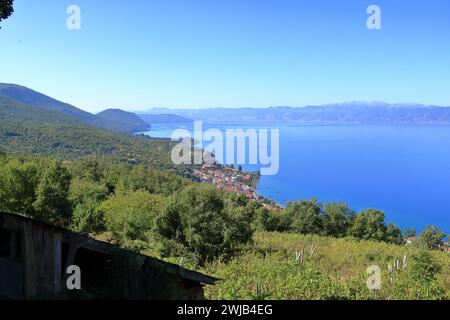 Blick über den Ohrid-See von Elshani nach Lagadin und Pestani in Nordmazedonien Stockfoto