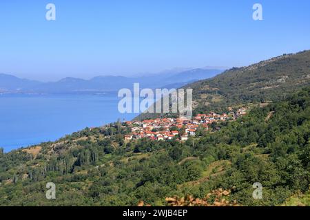 Blick über den Ohrid-See von Elshani nach Lagadin und Pestani in Nordmazedonien Stockfoto