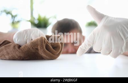 Kerl, der spezielle Ausrüstung verwendet Stockfoto