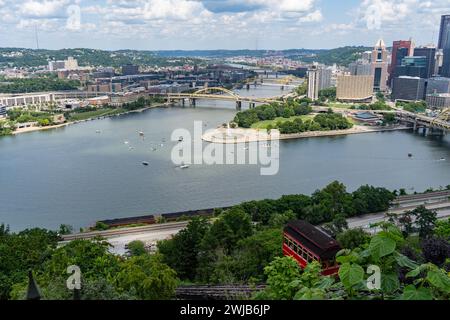 Pittsburgh, Pennsylvania - 22. Juli 2023: Boote versammeln sich an einem warmen Sommertag um den Punkt in der Innenstadt von Pittsburgh Stockfoto