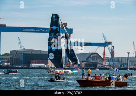 Kiel, Deutschland, 09. Juni 2023, The Ocean Race 2023 eine IMOCA Rennyacht in der Kieler Innenförde an der Wendemarke vor der Werft von German Naval Yards *** Kiel, Deutschland, 09. Juni 2023, die Ocean Race 2023 eine IMOCA-Rennyacht im Kieler Innenfjord an der Wendemarke vor der deutschen Marinestadt Stockfoto