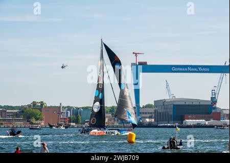 Kiel, Deutschland, 09. Juni 2023, The Ocean Race 2023 eine IMOCA Rennyacht in der Kieler Innenförde an der Wendemarke vor der Werft von German Naval Yards *** Kiel, Deutschland, 09. Juni 2023, die Ocean Race 2023 eine IMOCA-Rennyacht im Kieler Innenfjord an der Wendemarke vor der deutschen Marinestadt Stockfoto