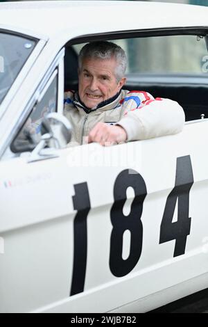 Exklusiv – Regisseur Claude Lelouch posiert während einer Porträtsitzung an Bord des Ford Mustang 184 aus seinem Film UN Homme et Une Femme in Deauville, Frankreich am 9. Februar 2024. Claude Lelouch feierte den 100. Jahrestag der Deauville Boardwalk und Valentinstag. Foto: Franck Castel/ABACAPRESS.COM Stockfoto