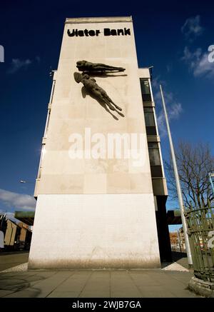 Die Statuen von Dame Elizabeth Franks Airborne Men im Ulster Bank-Gebäude in Belfast, Nordirland Stockfoto