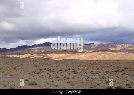 Landschaftsansicht in der Region des Issyk-Kul-Sees in der Nähe des Orto-Tokoy-Stausees in Kirgisistan Stockfoto