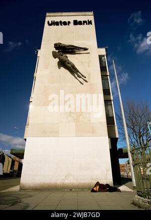 Die Statuen von Dame Elizabeth Franks Airborne Men im Ulster Bank-Gebäude in Belfast, Nordirland Stockfoto