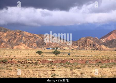 Landschaftsansicht in der Region des Issyk-Kul-Sees in der Nähe des Orto-Tokoy-Stausees in Kirgisistan Stockfoto