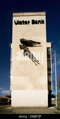 Die Statuen von Dame Elizabeth Franks Airborne Men im Ulster Bank-Gebäude in Belfast, Nordirland Stockfoto