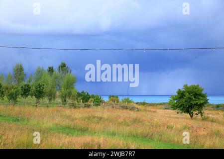 Wasserspeise (Tornado) über dem Issyk-Kul-See in Kirgisistan. Eine riesige Spalte zwischen Wolke und Wasserkörper ist deutlich sichtbar Stockfoto