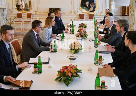 Prag, Tschechische Republik. Februar 2024. Der tschechische Präsident Petr Pavel (3. Rechts) trifft am 14. Februar 2024 in der Prager Burg in der Tschechischen Republik die Vorsitzende des Europäischen Parlaments Roberta Metsola (3. Links). Quelle: VIT Simanek/CTK Photo/Alamy Live News Stockfoto