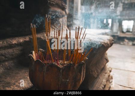 Räucherstäbchen brennen mit Rauch im antiken Tempel in Kambodscha. Stockfoto