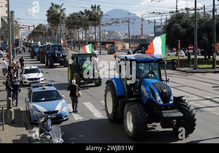 Neapel, Italien. Februar 2024. Neapel fast 100 Menschen aus ganz Kampanien marschierten, um zu protestieren und um eine Senkung der Treibstoffsteuern, bessere Preise für ihre Produkte und eine Lockerung der EU-Umweltvorschriften zu bitten, die, wie sie sagen, den Wettbewerb mit billigeren ausländischen Produkten erschweren. Sie ziehen durch die Straßen von Neapel, um an der Piazza Municipio und der Küste der Via Caracciolo anzukommen. Quelle: Unabhängige Fotoagentur/Alamy Live News Stockfoto