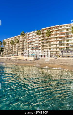 Die Strandpromenade und die eleganten Apartments am Strand Juan Les Pins in Antibes an der französischen Riviera, Côte d'Azur, Frankreich im November! Stockfoto