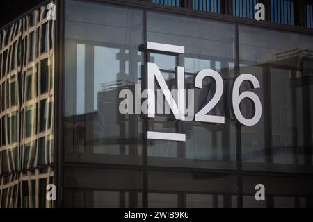 Berlin, Deutschland. Juli 2023. Das Logo der Online-Bank N26 ist an der Fassade angebracht. Quelle: Fernando Gutierrez-Juarez/dpa/Alamy Live News Stockfoto