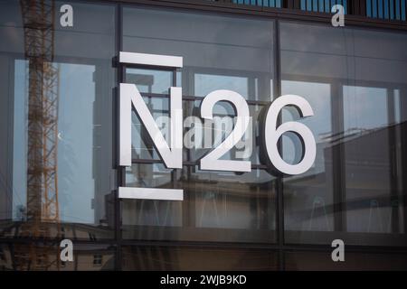 Berlin, Deutschland. Juli 2023. Das Logo der Online-Bank N26 ist an der Fassade angebracht. Quelle: Fernando Gutierrez-Juarez/dpa/Alamy Live News Stockfoto