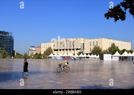 9. September 2023 - Tirana in Albanien: Bauwerke im Zentrum der Stadt mit Einheimischen und Touristen Stockfoto