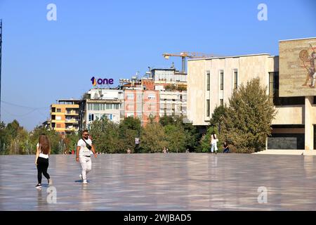 9. September 2023 - Tirana in Albanien: Bauwerke im Zentrum der Stadt mit Einheimischen und Touristen Stockfoto