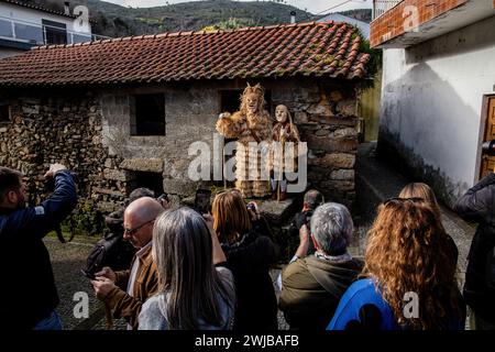 Lamego, Portugal. Februar 2024. Caretos posiert während des Karnevals von Lazarim für Fotos. Menschen in Karnevalskostümen nehmen an Entrudo in Lazarim Teil, einer kleinen Stadt in der Gemeinde Lamego im Norden Portugals. Es ist bekannt für seine teuflischen und geheimnisvollen Masken namens Caretos, die aus Holz gefertigt sind und gilt als einer der traditionellsten Karnevals Portugals, am 13. Februar 2024 in Lamego, Portugal. Quelle: SOPA Images Limited/Alamy Live News Stockfoto