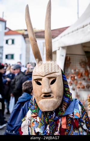 Lamego, Portugal. Februar 2024. Careto posiert für ein Foto während des Lazarim Karnevals. Menschen in Karnevalskostümen nehmen an Entrudo in Lazarim Teil, einer kleinen Stadt in der Gemeinde Lamego im Norden Portugals. Es ist bekannt für seine teuflischen und geheimnisvollen Masken namens Caretos, die aus Holz gefertigt sind und gilt als einer der traditionellsten Karnevals Portugals, am 13. Februar 2024 in Lamego, Portugal. (Foto: Rita Franca/SOPA Images/SIPA USA) Credit: SIPA USA/Alamy Live News Stockfoto