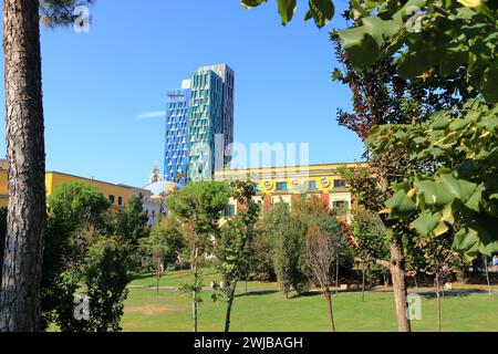 9. September 2023 - Tirana in Albanien: Bauwerke im Zentrum der Stadt mit Einheimischen und Touristen Stockfoto