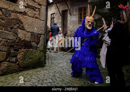 Lamego, Portugal. Februar 2024. Careto nimmt am Karneval von Lazarim Teil. Menschen in Karnevalskostümen nehmen an Entrudo in Lazarim Teil, einer kleinen Stadt in der Gemeinde Lamego im Norden Portugals. Es ist bekannt für seine teuflischen und geheimnisvollen Masken namens Caretos, die aus Holz gefertigt sind und gilt als einer der traditionellsten Karnevals Portugals, am 13. Februar 2024 in Lamego, Portugal. Quelle: SOPA Images Limited/Alamy Live News Stockfoto